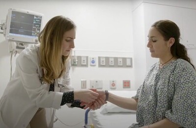 Кодирование Аквилонг в Аксае Врач держит пациентку за руку