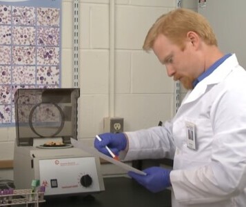 Клиника лечения наркозависимости в Аксае Врач в кабинете клиники