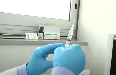 Проведение кодирования Вивитролом в Аксае Шприц с Вивитролом в руках у врача